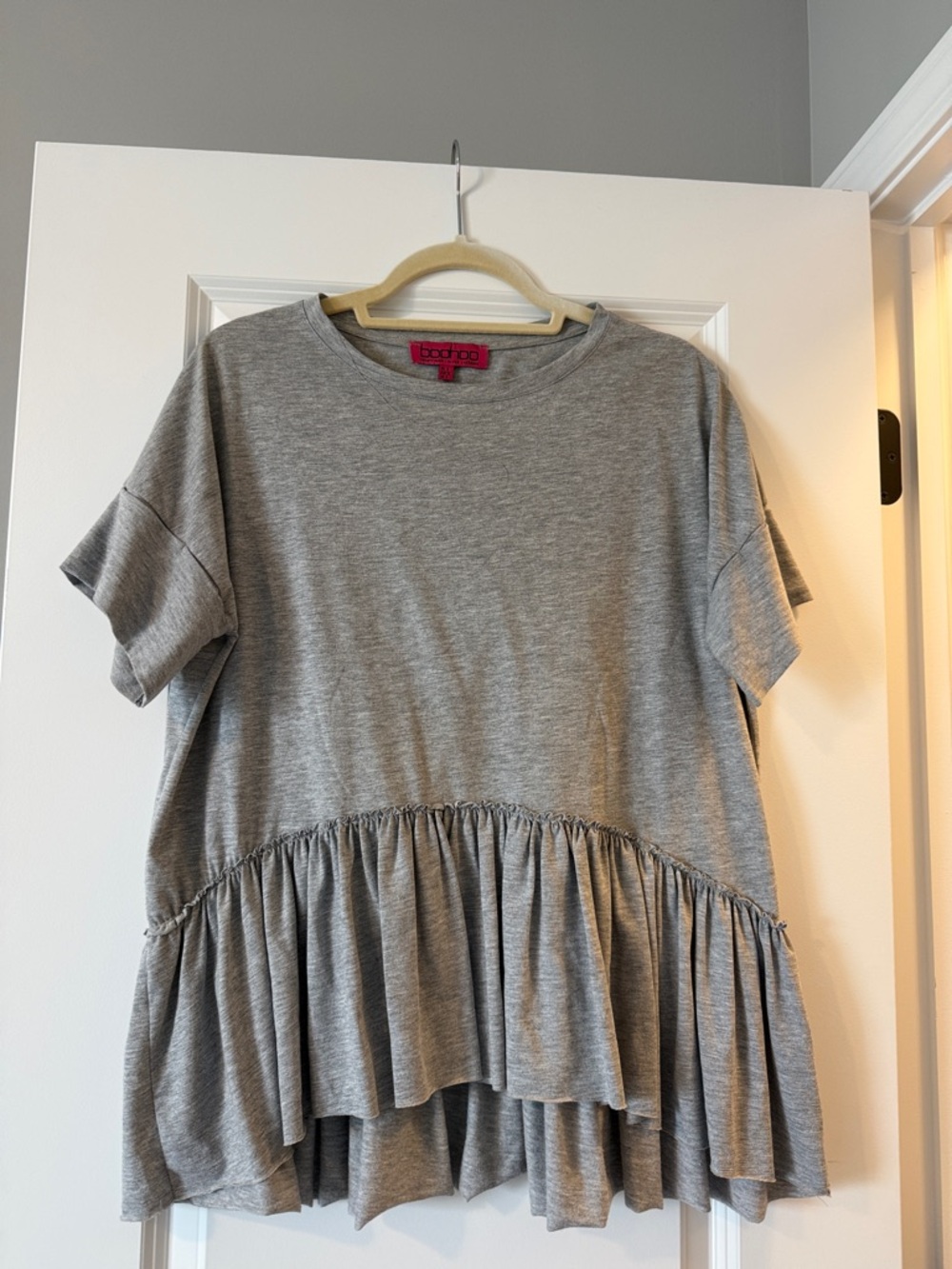 Boohoo Gray Short Sleeve Ruffle-Hem Top